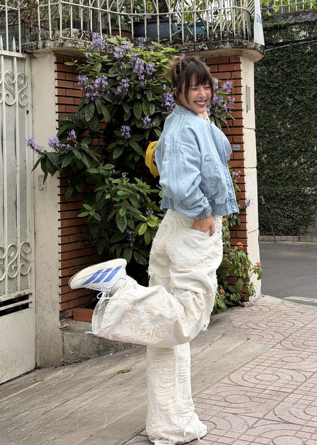 Phối đồ denim đồng điệu cho phong cách thời thượng mỗi ngày- Ảnh 11.