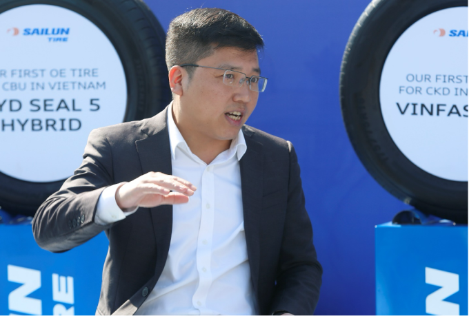 Tổng giám đốc kinh doanh khu vực châu Á, tập đoàn Sailun Tào Quốc Cường chia sẻ về câu chuyện ngành tại tọa đàm. Ảnh: Lương Dũng