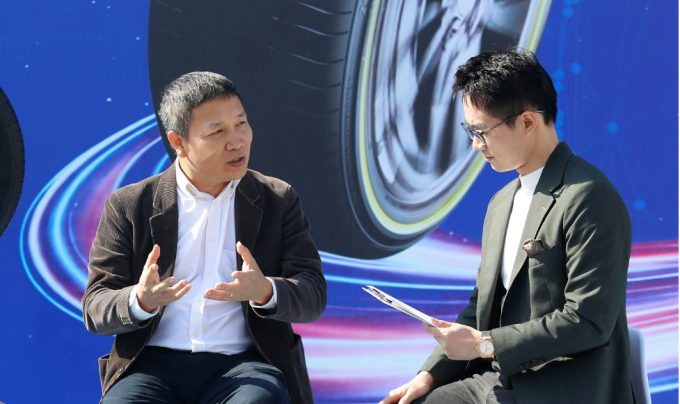 Chuyên gia Nguyễn Mạnh Thắng (trái) đưa ra bối cảnh ngành công nghiệp phụ trợ trong nước tại tọa đàm. Ảnh: Lương Dũng