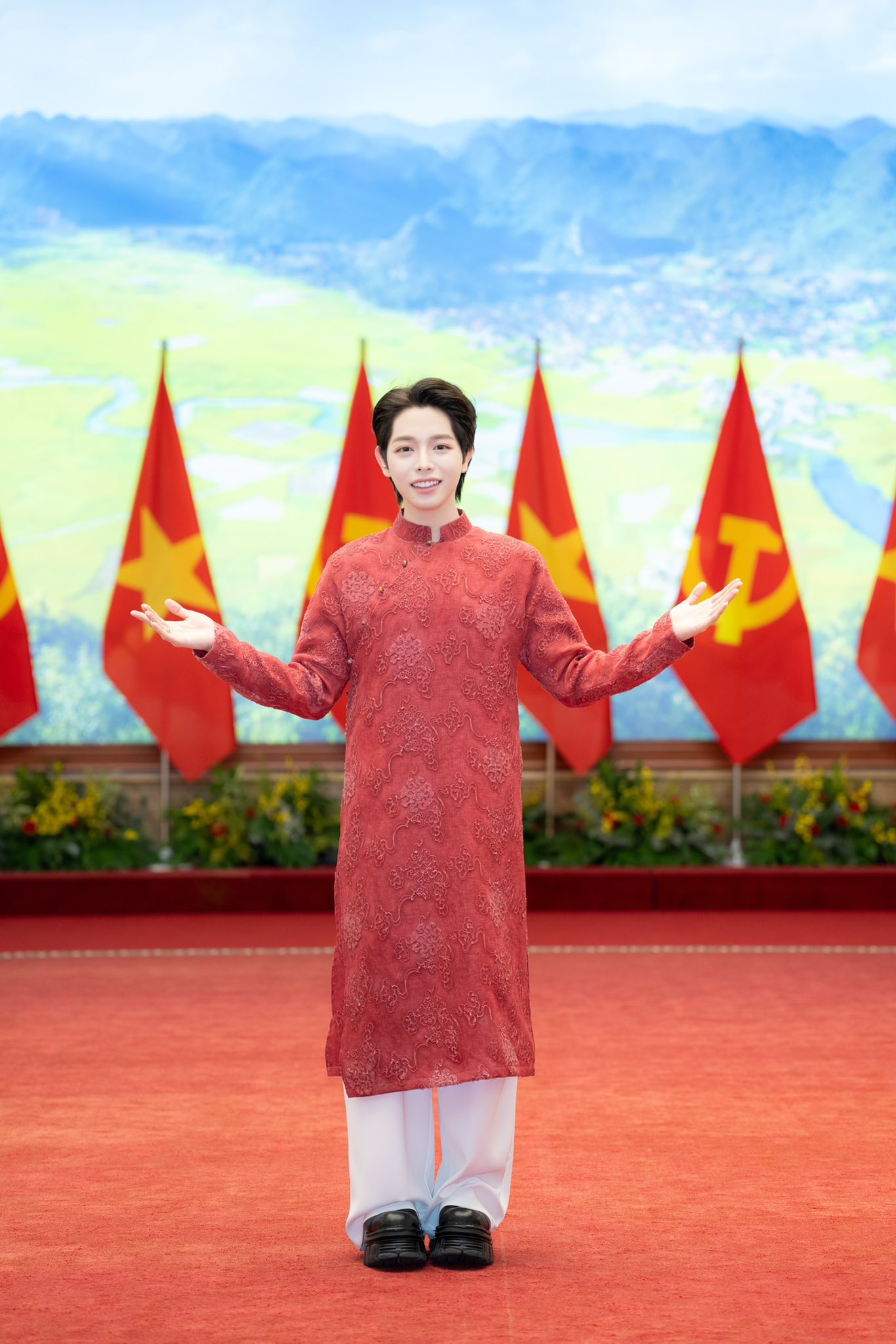 Nam ca sĩ Việt là Quán quân quốc tế: Được Thủ tướng khen ngợi, liên tục tham dự sự kiện Chính phủ- Ảnh 2.