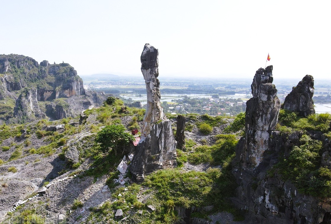 Chủ đầu tư nói về số tiền 17 tỉ đồng gia cố Hòn Vọng Phu - Ảnh 2.