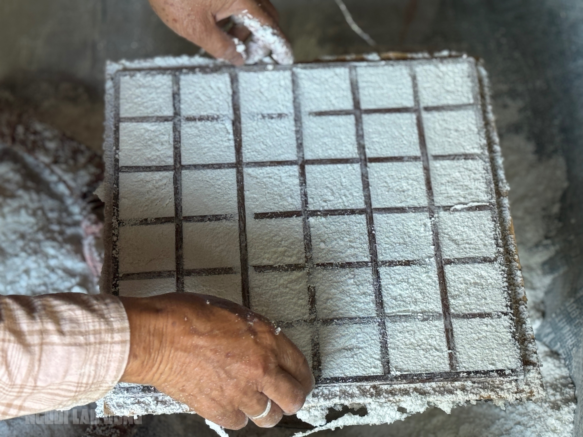 Người phụ nữ 66 tuổi giữ lửa bánh khô mè Quan Châu- Ảnh 1.