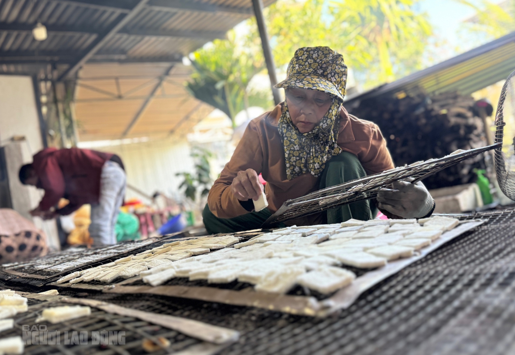 Người phụ nữ 66 tuổi giữ lửa bánh khô mè Quan Châu- Ảnh 3.