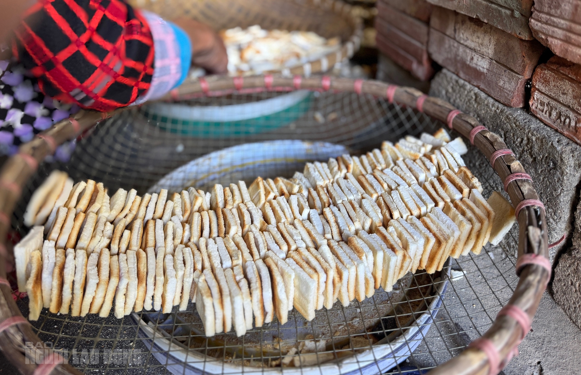 Người phụ nữ 66 tuổi giữ lửa bánh khô mè Quan Châu- Ảnh 4.