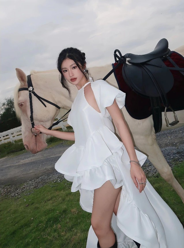 Chân dài miên man nhờ sự quyến rũ của váy mullet - Ảnh 4.