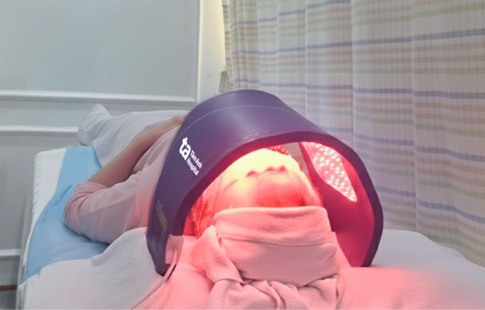 Chị Thu được chiếu đèn LED đỏ giúp phục hồi da sau kích ứng. Ảnh: Bệnh viện Đa khoa Tâm Anh