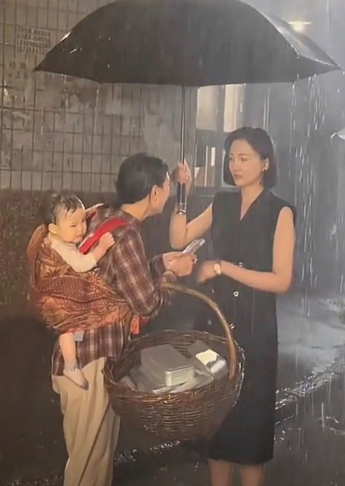 100 triệu người phẫn nộ vì bé sơ sinh bị dầm mưa trong nhiều giờ- Ảnh 1.