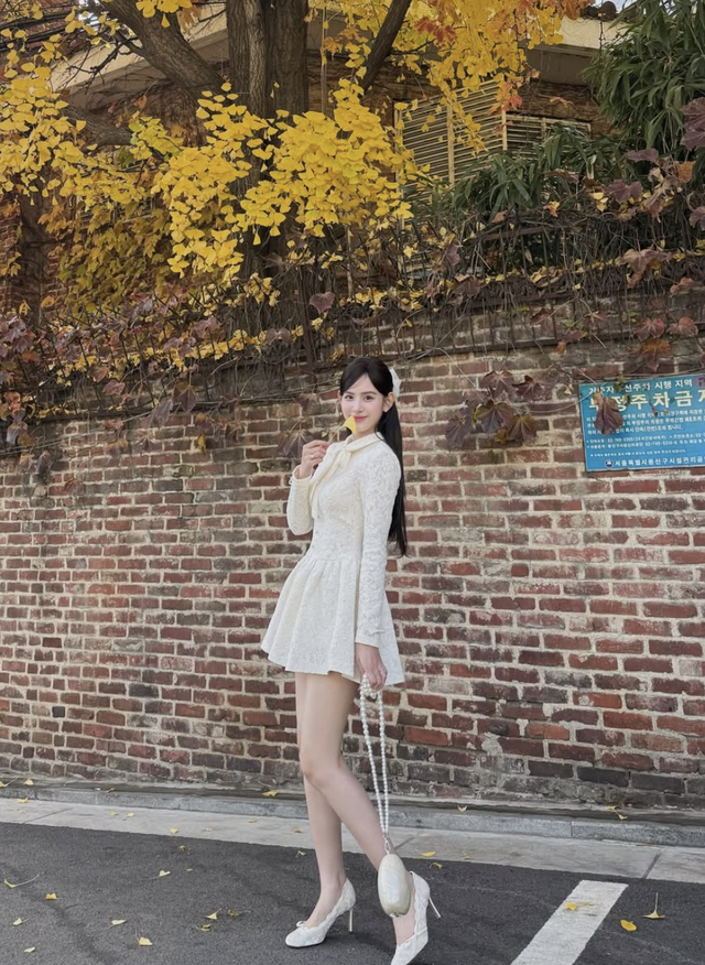 Đầm sơ mi mang đến diện mạo trang nhã cho quý cô công sở- Ảnh 9.