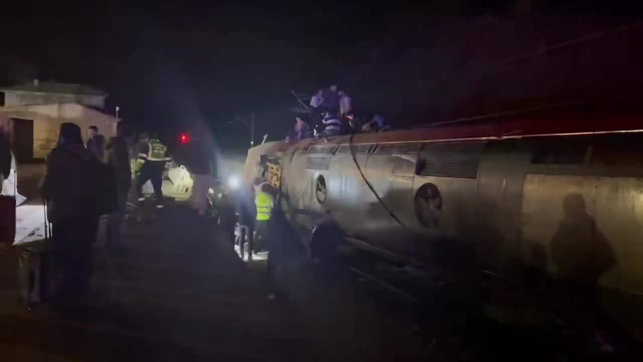 Hiện trường vụ tàu cao tốc đâm nhau ở Tây Ban Nha