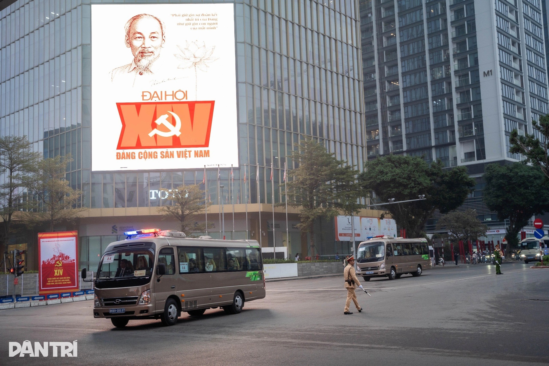 Đoàn xe đại biểu Đại hội XIV di chuyển trang nghiêm giữa lòng Hà Nội - 10