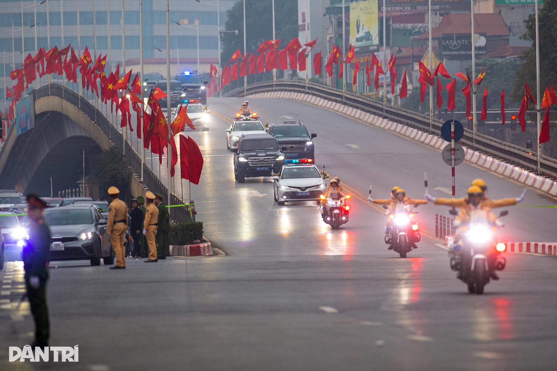 Đoàn xe đại biểu Đại hội XIV di chuyển trang nghiêm giữa lòng Hà Nội - 11