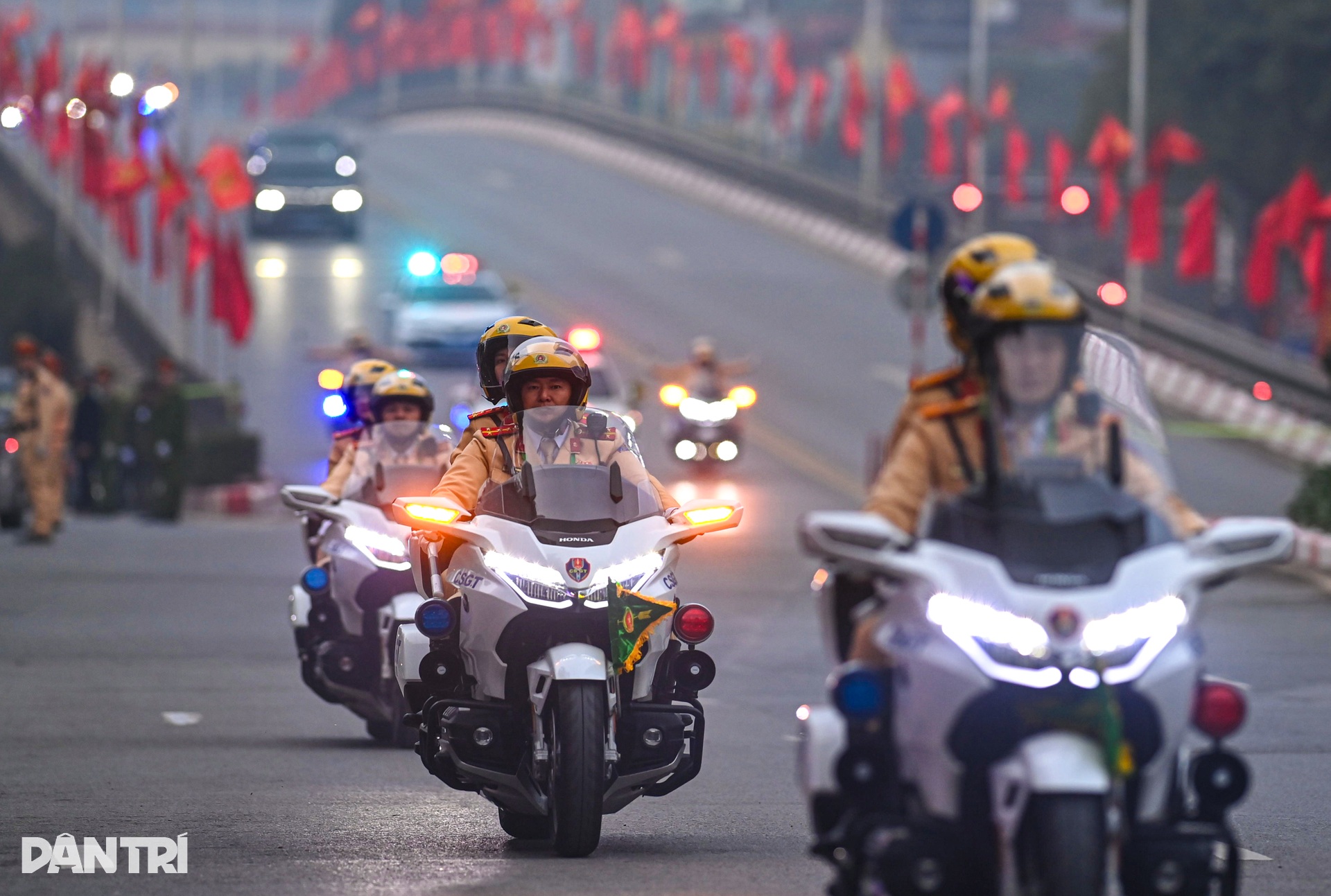 Đoàn xe đại biểu Đại hội XIV di chuyển trang nghiêm giữa lòng Hà Nội - 13