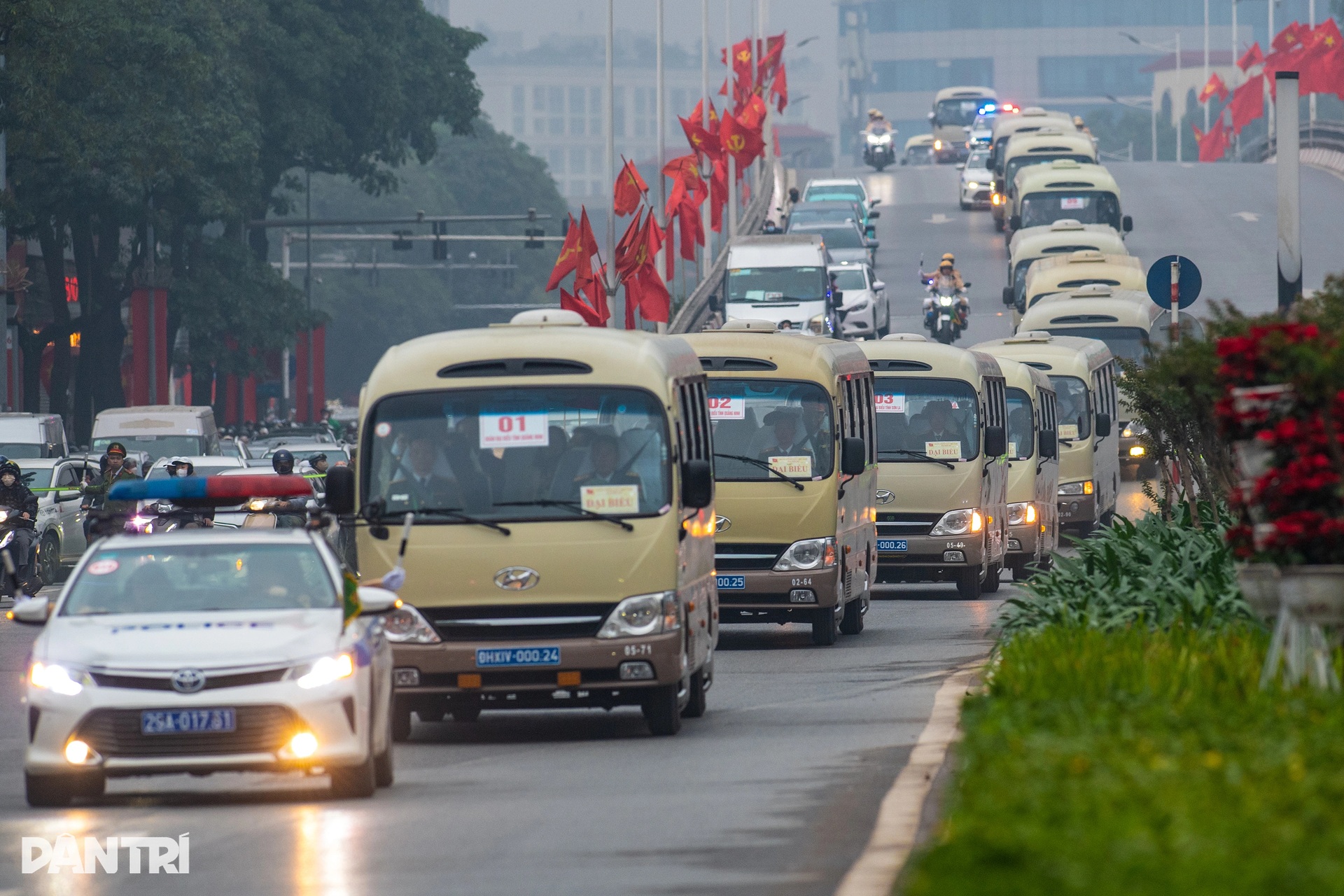 Đoàn xe đại biểu Đại hội XIV di chuyển trang nghiêm giữa lòng Hà Nội - 14