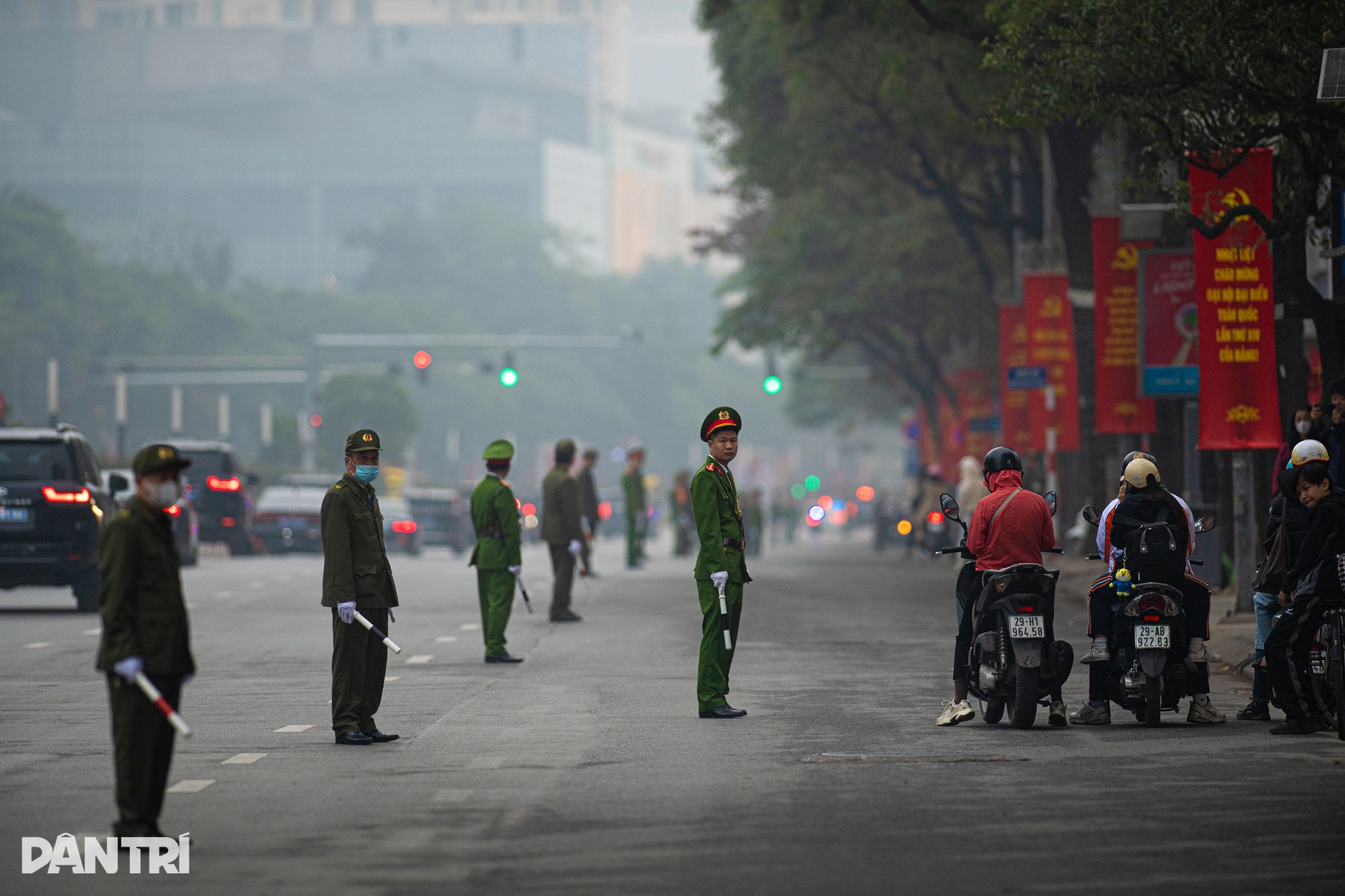 Đoàn xe đại biểu Đại hội XIV di chuyển trang nghiêm giữa lòng Hà Nội - 15