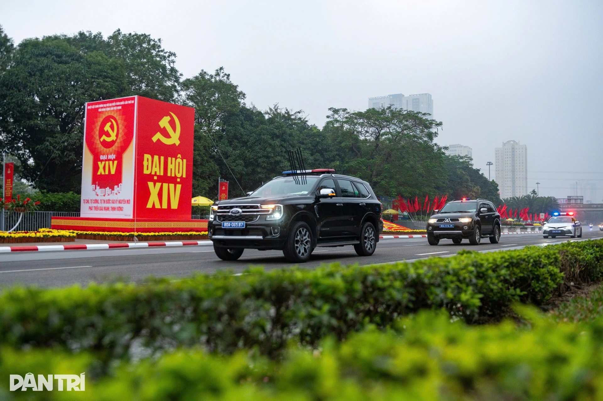 Đoàn xe đại biểu Đại hội XIV di chuyển trang nghiêm giữa lòng Hà Nội - 16