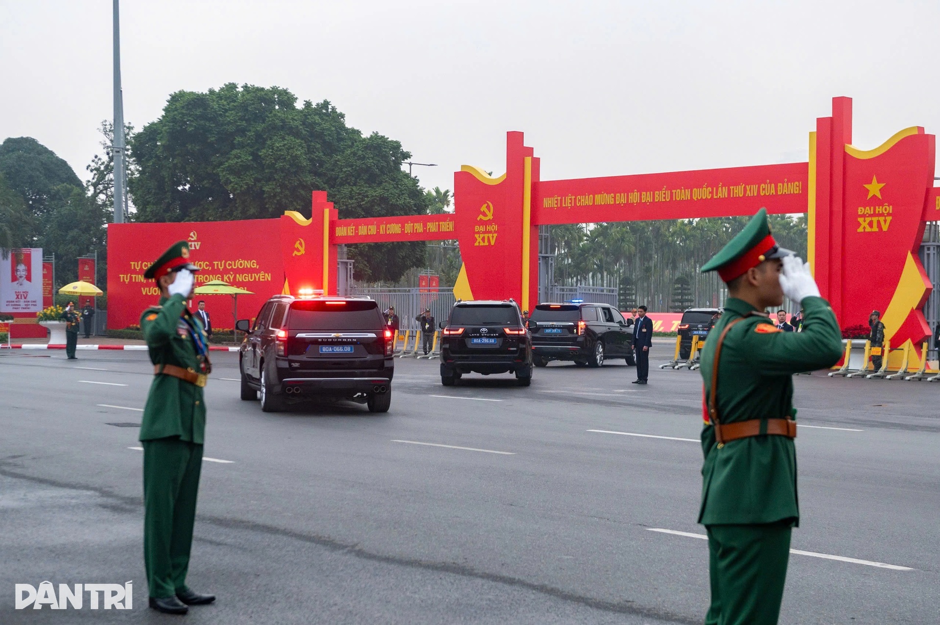 Đoàn xe đại biểu Đại hội XIV di chuyển trang nghiêm giữa lòng Hà Nội - 17