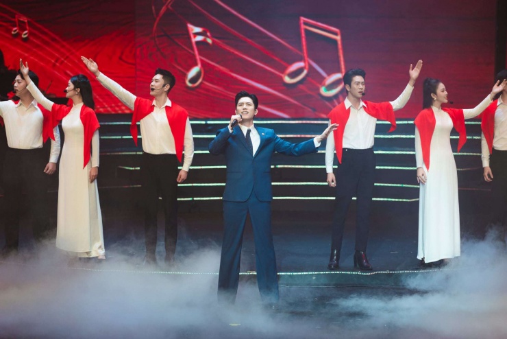 Ca sĩ Anh Tú nói rằng, "Thưa Đảng" là ca khúc anh sáng tác với tất cả niềm tự hào của một người con đất Việt. Ảnh: NVCC