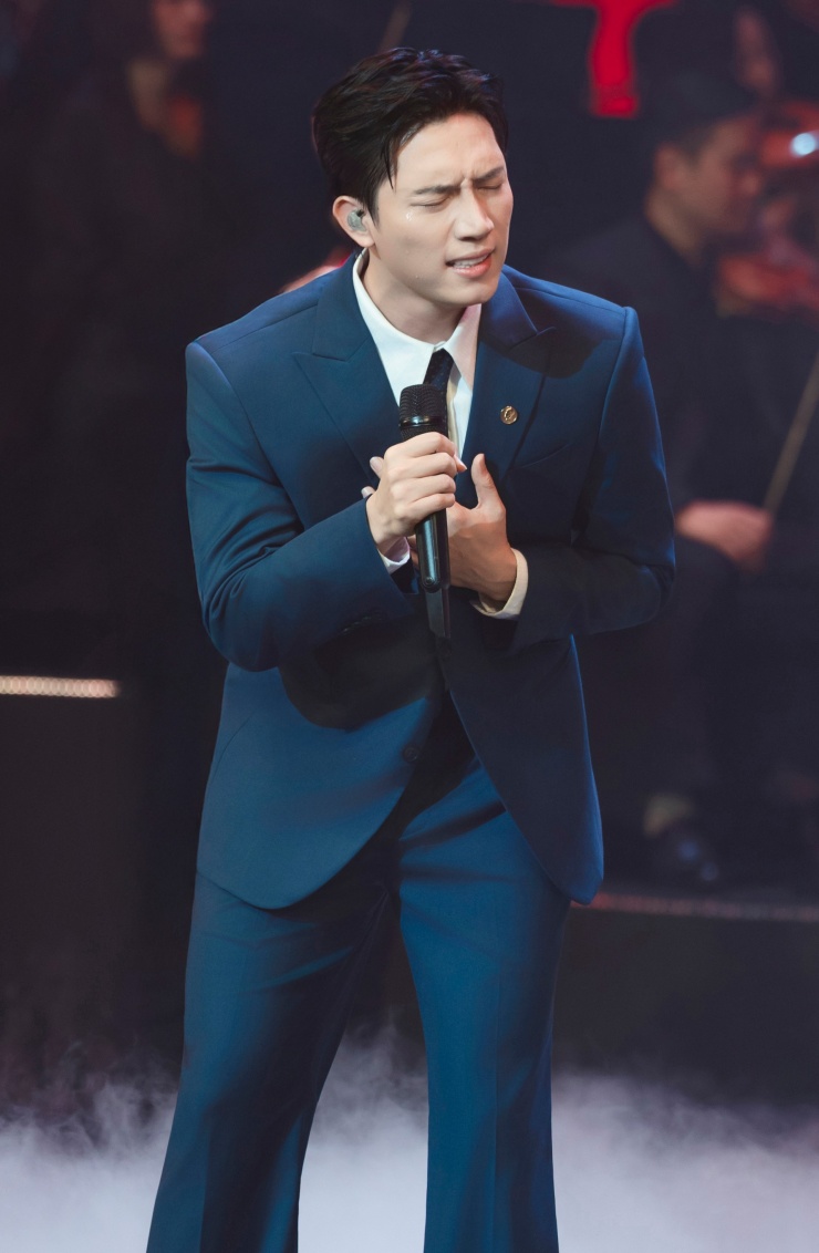 Anh Tú  rơi nước mắt khi thể hiện "Thưa Đảng". Ảnh: NVCC