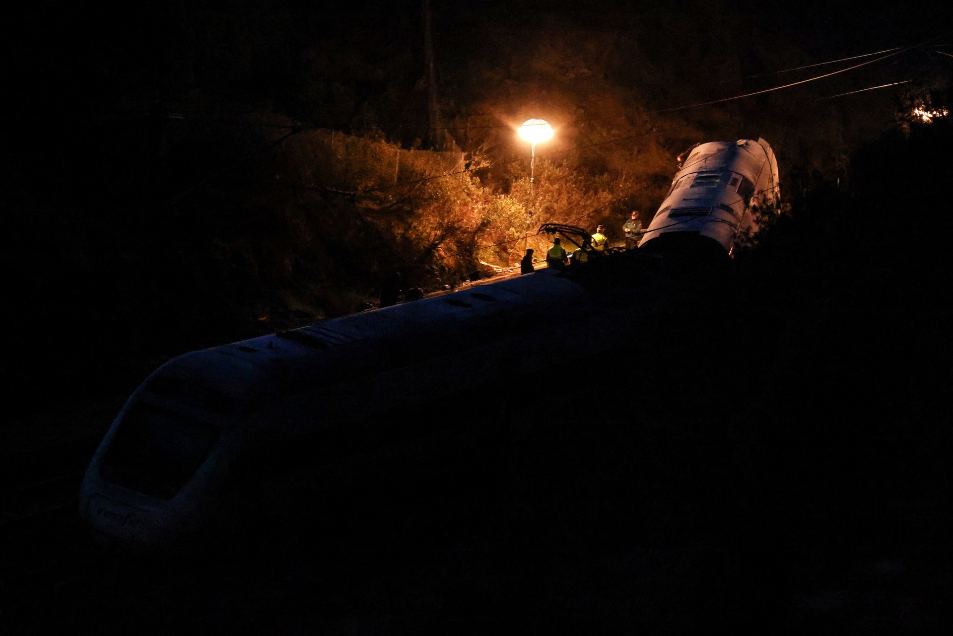 Hiện trường vụ đâm tàu cao tốc làm 39 người chết ở Tây Ban Nha - 8