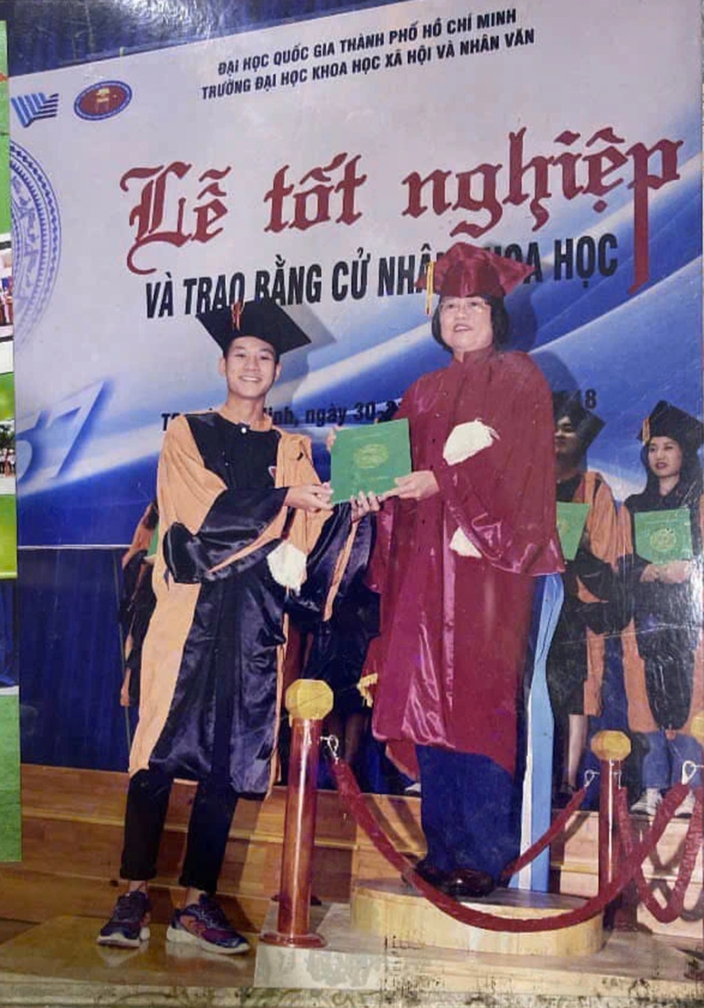 Nam sinh nợ học phí 3 năm, ngày trả nợ thầy giáo chỉ nói một câu nhẹ tênh - 2