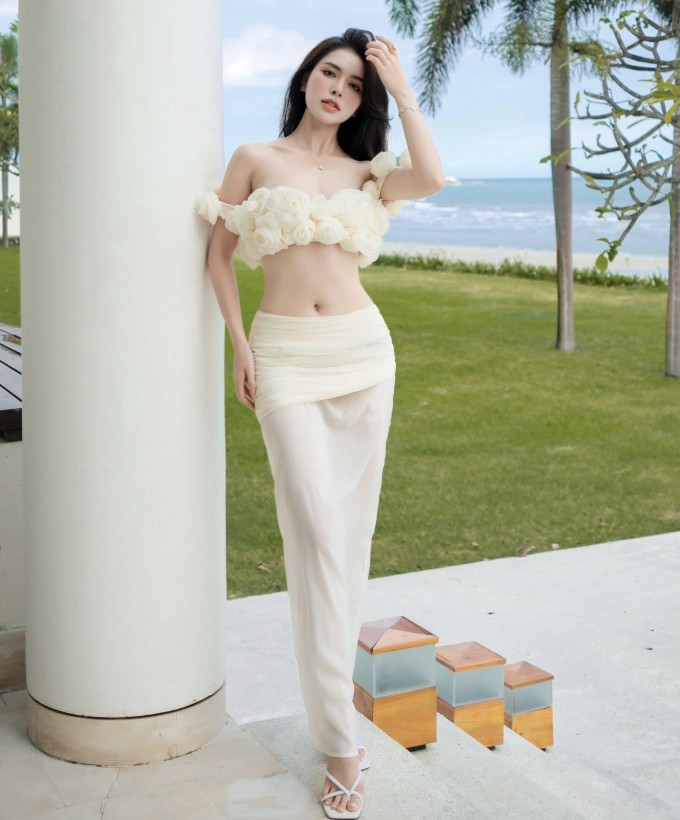 Người đẹp khoe dáng sexy với trang phục dạo biển trong một lần đi nghỉ dưỡng.