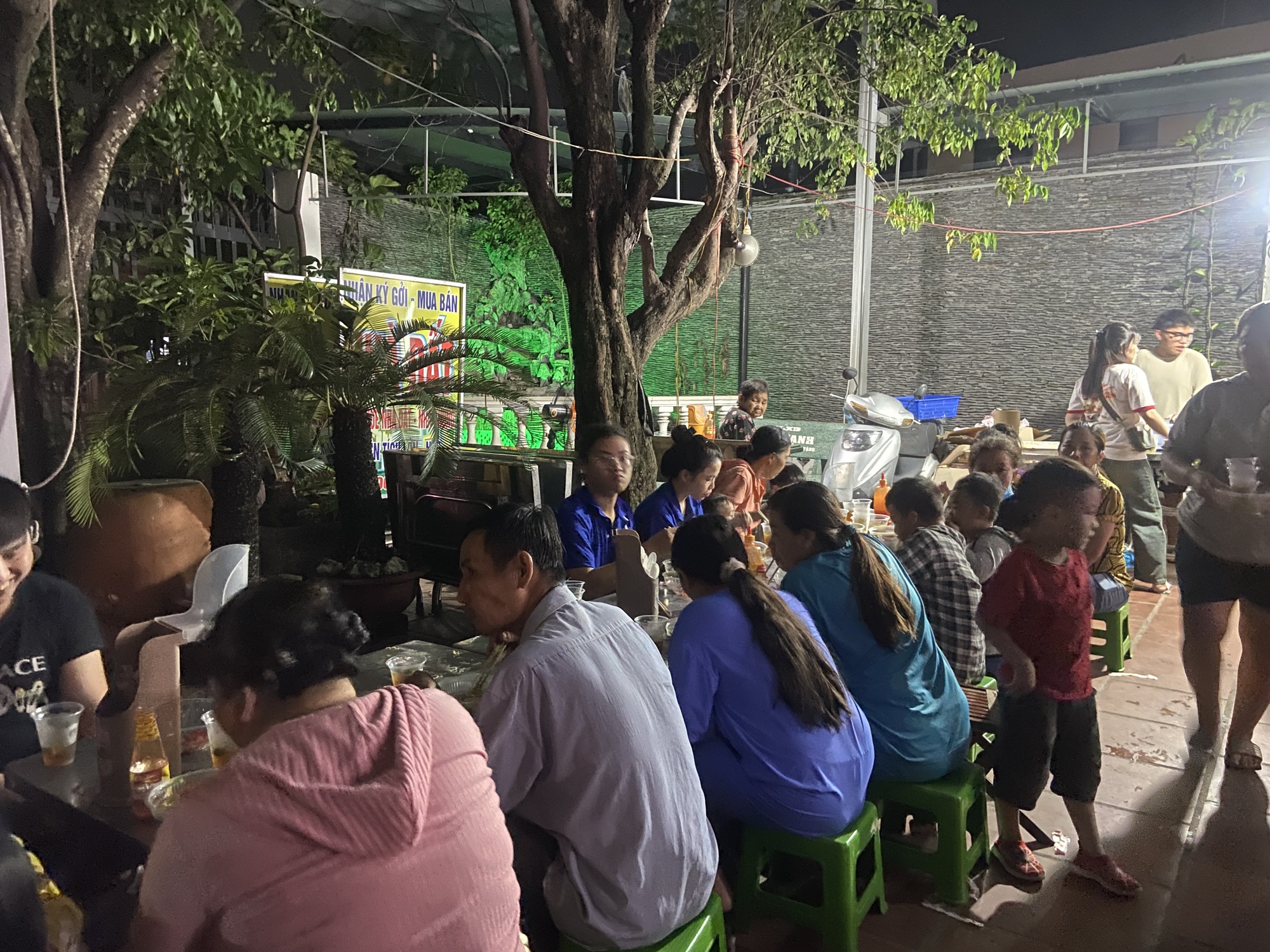 Quán mì lạ lùng nhất TP.HCM: Chỉ mở tối thứ 5 với 400 tô, 