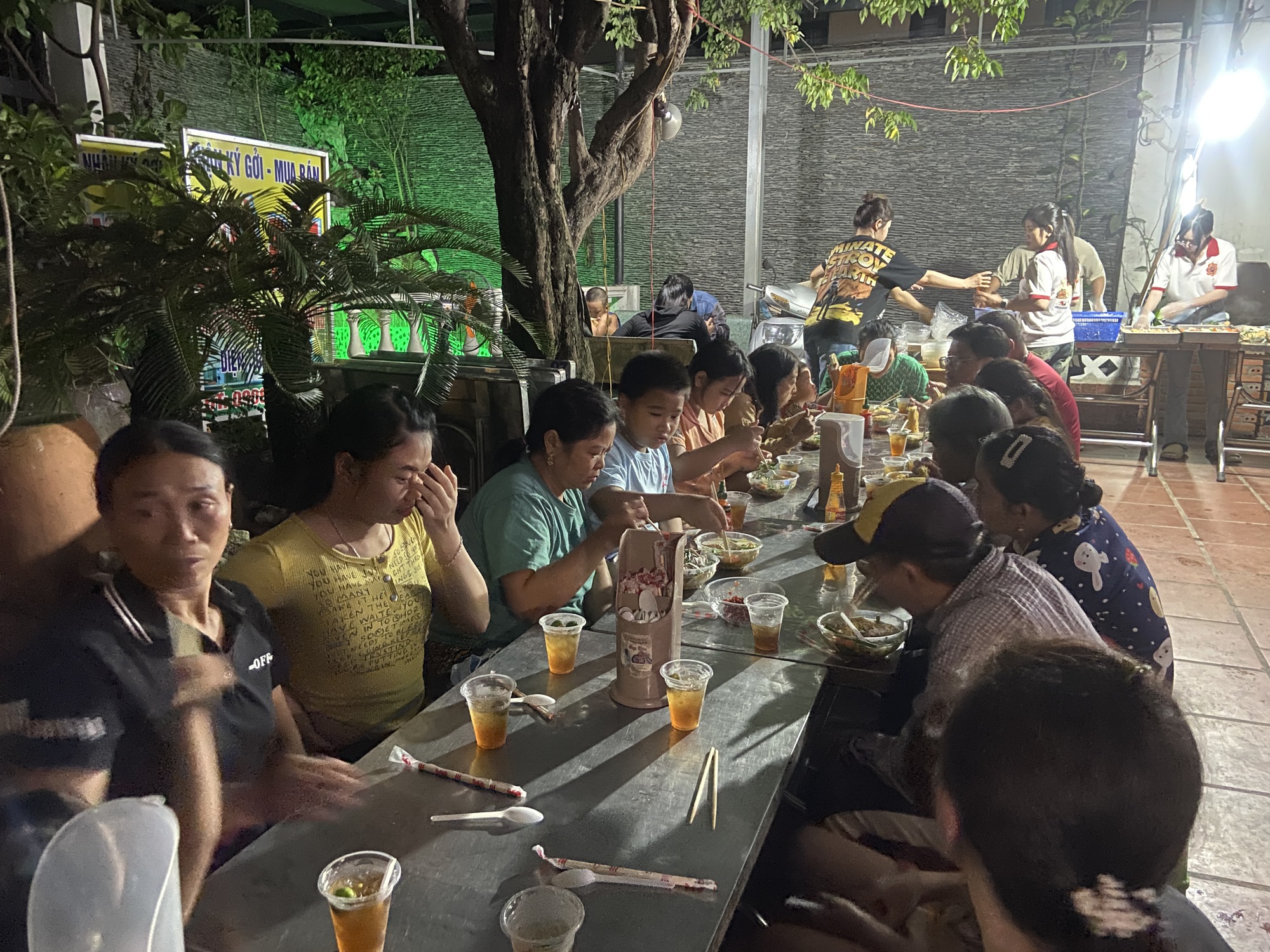 Quán mì lạ lùng nhất TP.HCM: Chỉ mở tối thứ 5 với 400 tô, 