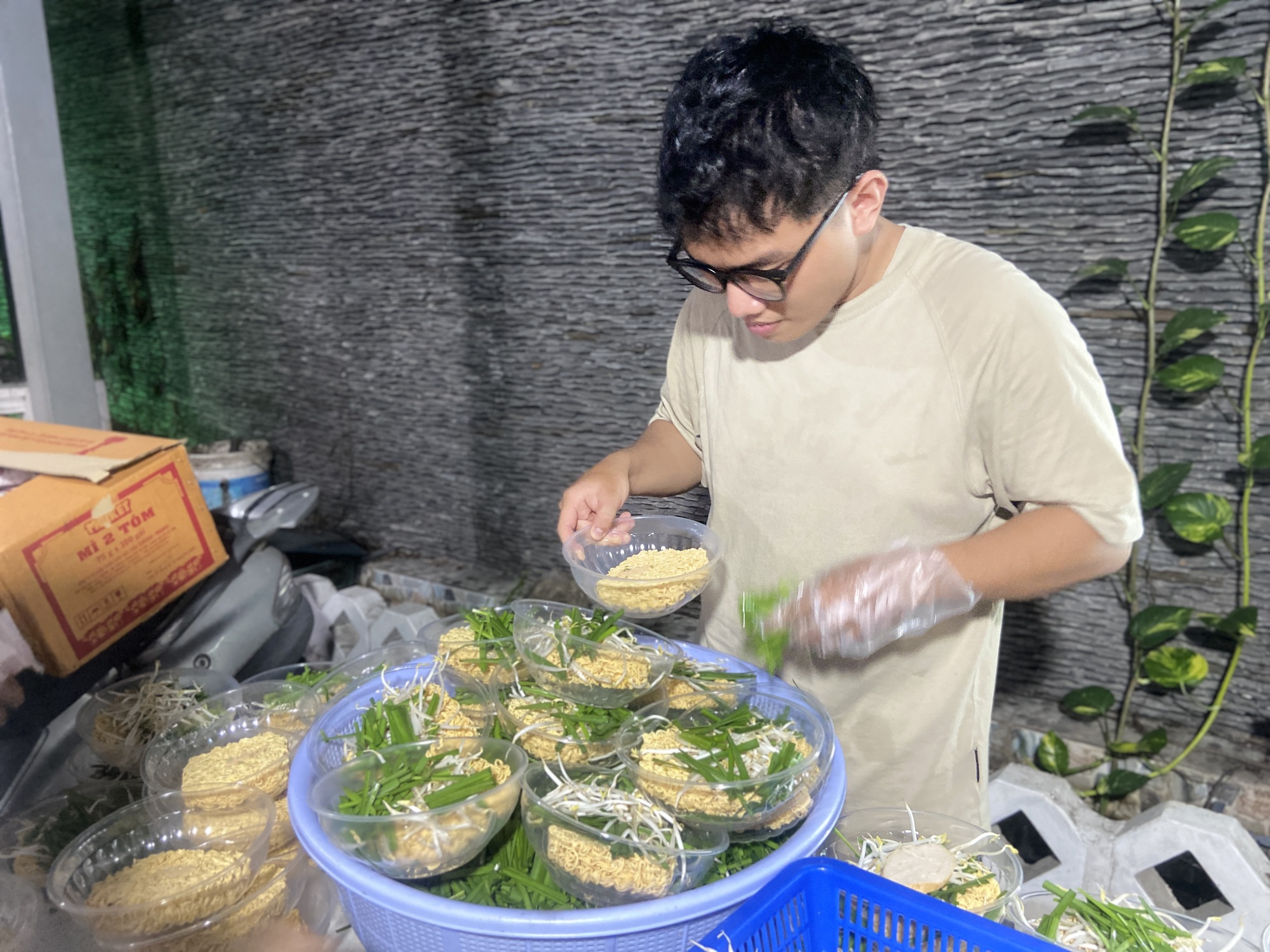 Quán mì lạ lùng nhất TP.HCM: Chỉ mở tối thứ 5 với 400 tô, 