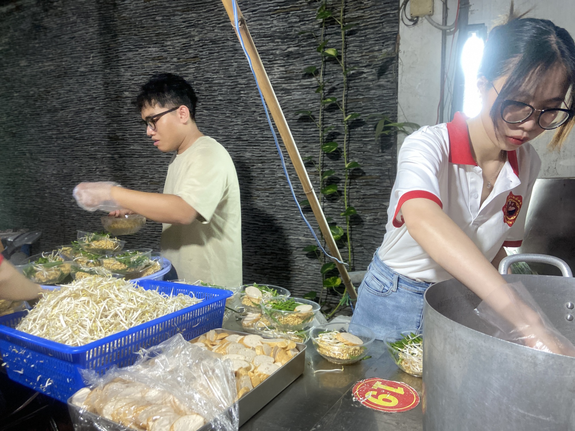 Quán mì lạ lùng nhất TP.HCM: Chỉ mở tối thứ 5 với 400 tô, 