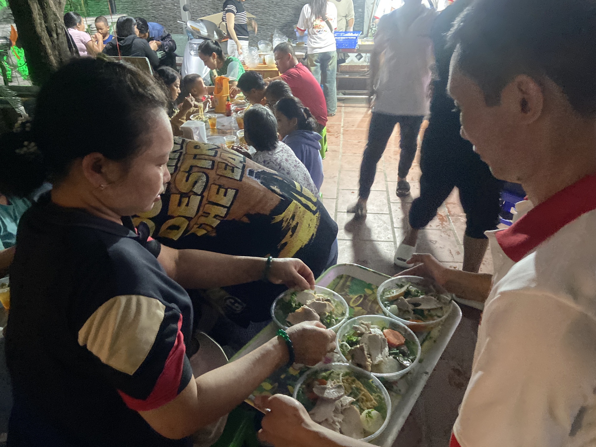 Quán mì lạ lùng nhất TP.HCM: Chỉ mở tối thứ 5 với 400 tô, 