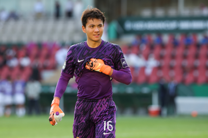 Li Hao và chai nước được chuẩn bị cho loạt luân lưu. Ảnh: AFC