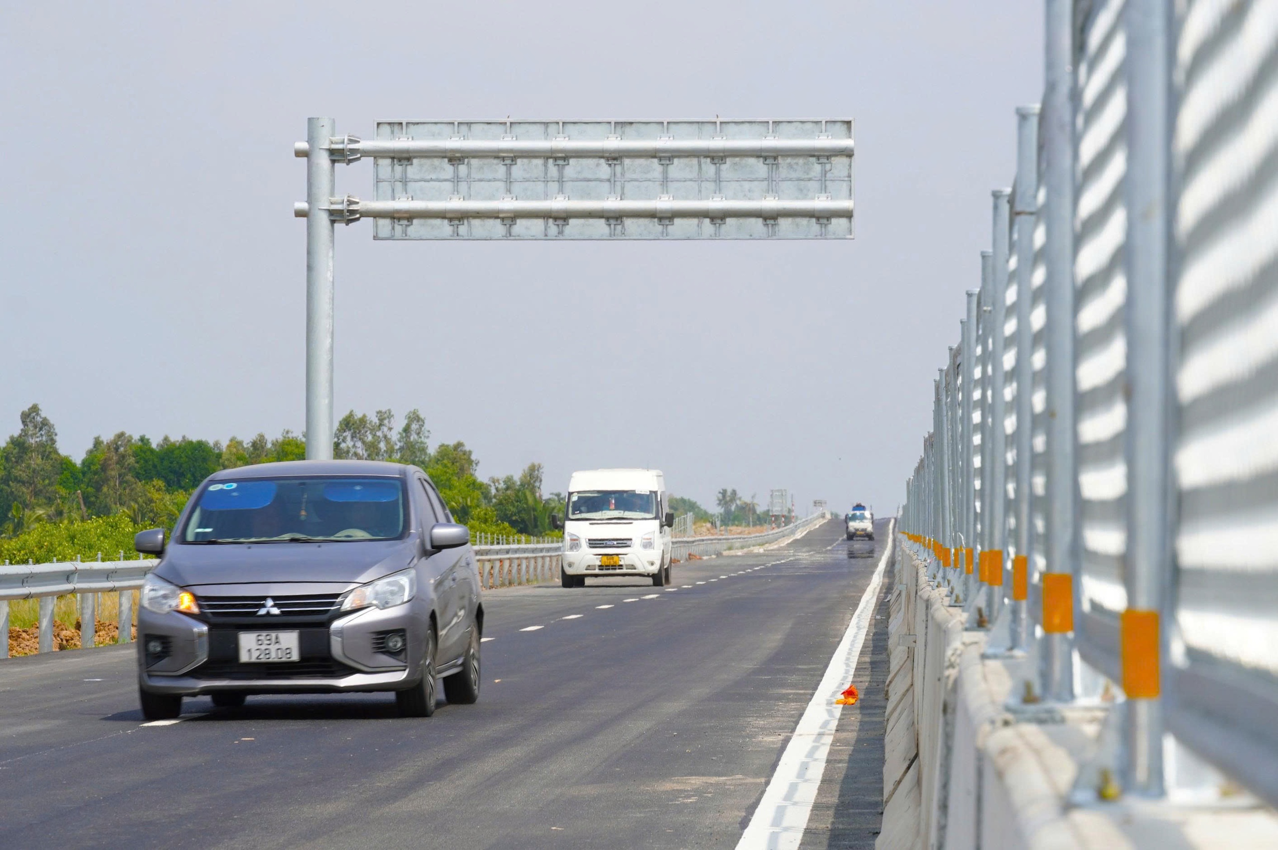 Cao tốc Cần Thơ Cà Mau thông xe tài xế phấn khởi giảm áp lực lái xe    - Ảnh 4.