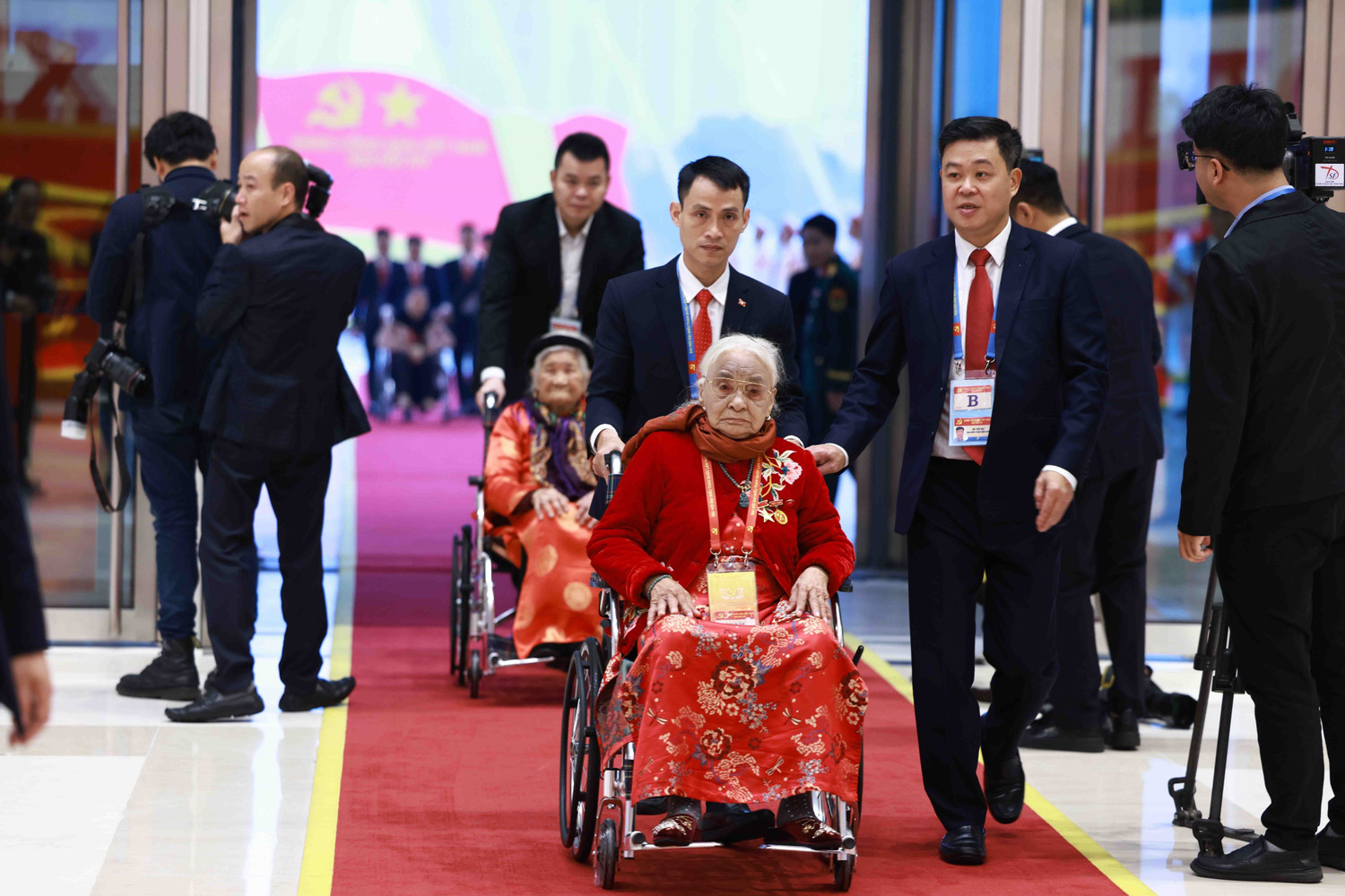 Các Mẹ Việt Nam Anh hùng, khách quốc tế dự khai mạc Đại hội XIV của Đảng - Ảnh 3.