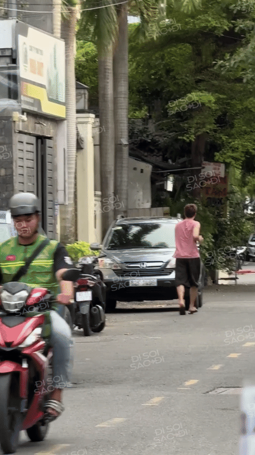 Bắt gặp Dương Domic tại biệt thự mới giữa tin đồn yêu Linh Ka, diện mạo đời thường suýt nhận không ra- Ảnh 3.