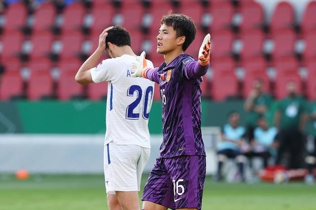 Thủ môn Li Hao giơ tay mừng sau khi đẩy cú sút luân lưu trong trận thắng Uzbekistan ở tứ kết U23 châu Á, tại sân Prince Abdullah Al-Faisal Sports City, thành phố Jeddah, Arab Saudi ngày 17/1/2026. Ảnh: Sina