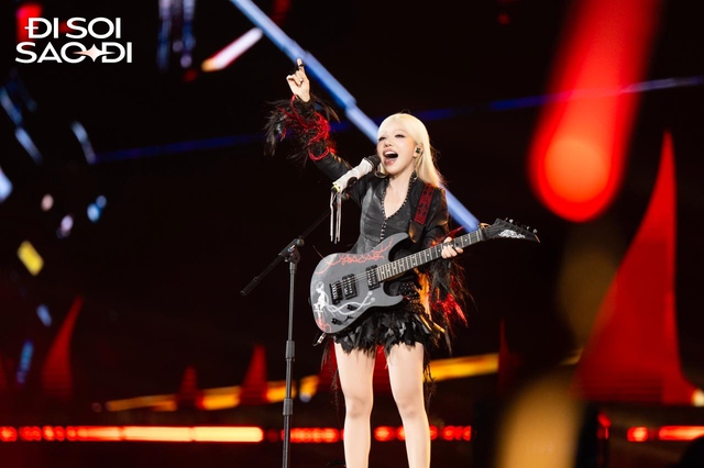 Hát nhạc suy vừa dứt lời, “mỹ nhân bạc đầu” hoá luôn “gái phố”, lái xe bon bon khắp sân khấu- Ảnh 2.