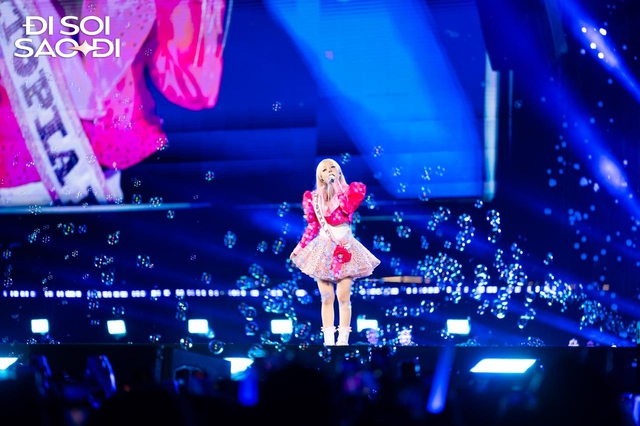 Hát nhạc suy vừa dứt lời, “mỹ nhân bạc đầu” hoá luôn “gái phố”, lái xe bon bon khắp sân khấu- Ảnh 7.