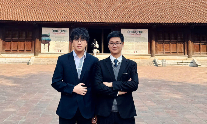 Minh Đức và thầy Thanh Tùng, giáo viên lãnh đội. Ảnh: Gia đình cung cấp