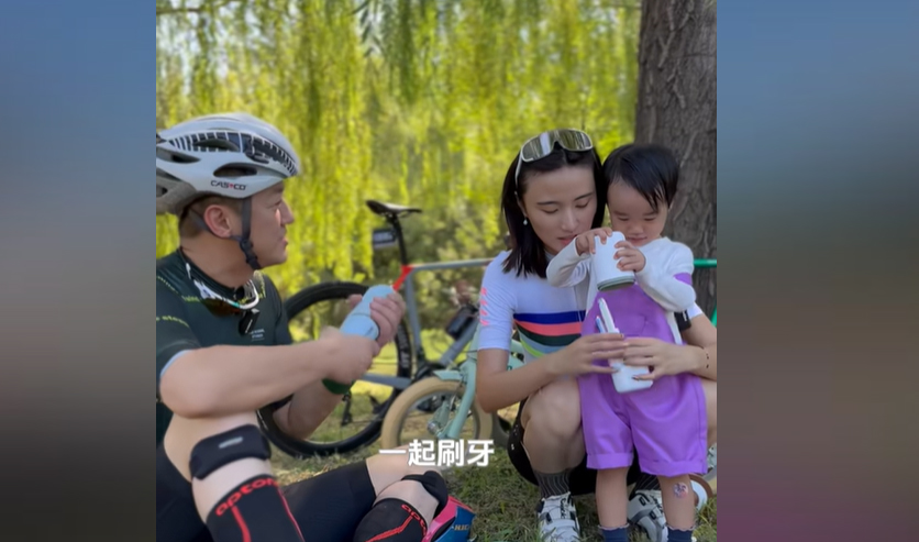 Ngày nghỉ của vợ chồng Lý Á Bằng