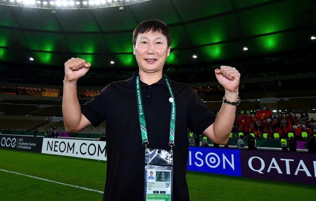 Huấn luyện viên U23 Việt Nam Kim Sang Sik gây sốt khi ăn phở cùng kim chi - 2