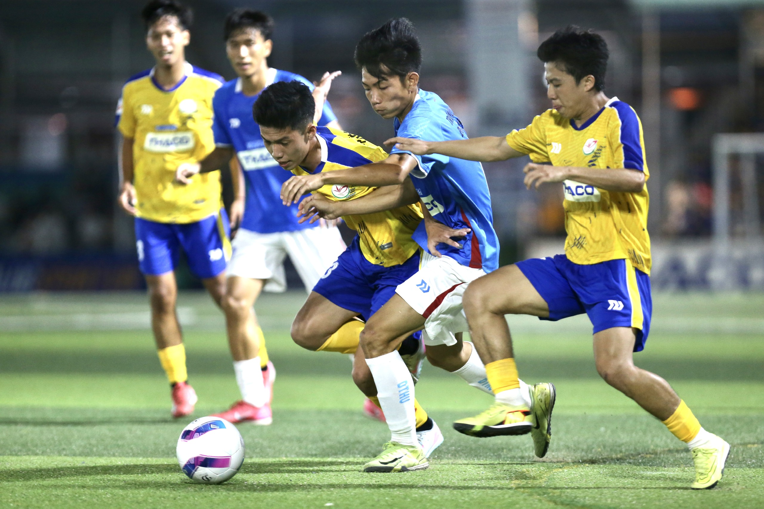 Quà sinh nhật đặc biệt của HLV Bồ Đào Nha tại TNSV THACO cup 2026- Ảnh 3.