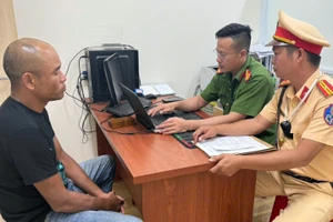 Tạm giữ tài xế lái ô tô xoay vòng gây náo loạn khu dân cư