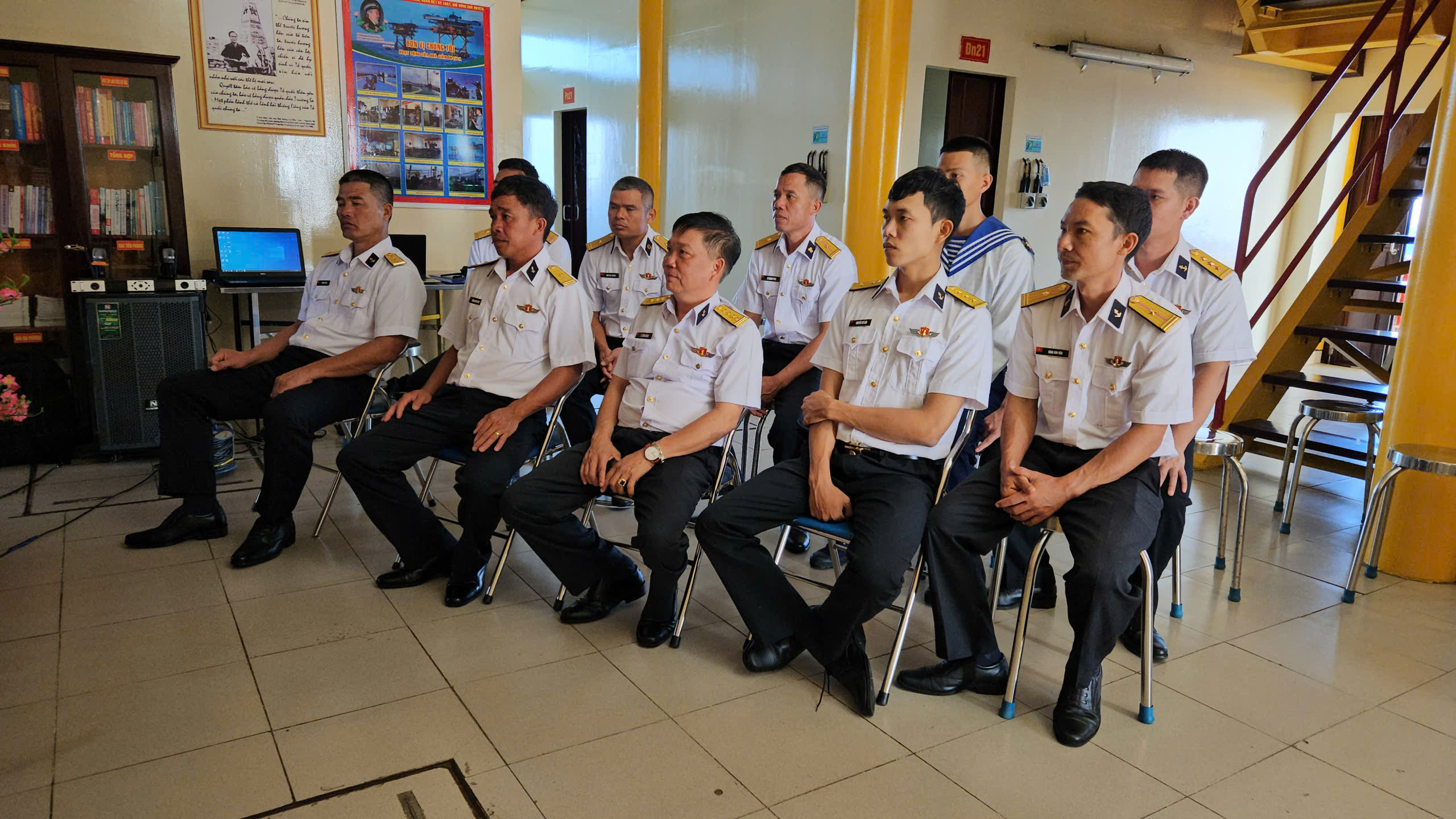 Theo dõi Đại hội Đảng XIV nơi nhà giàn DK1 - Ảnh 2.