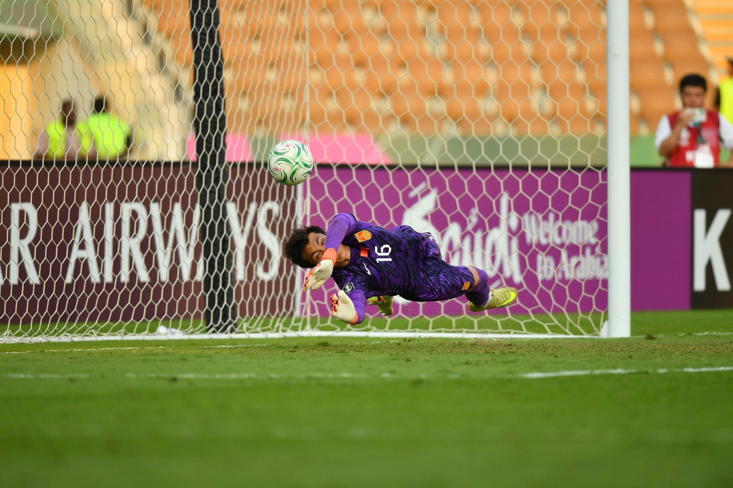 Cuộc chiến trong khung gỗ: Trung Kiên đọ sức Li Hao - Ảnh 2.