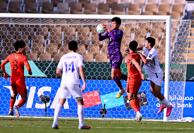 Thủ môn Trung Quốc Li Hao (áo tím) thi đấu trong trận hòa Uzbekistan 0-0, rồi thắng luân lưu 4-2 ở tứ kết U23 châu Á 2026, trên sân King Abdullah ở Jeddah, Arab Saudi ngày 17/1/2026. Ảnh: AFC
