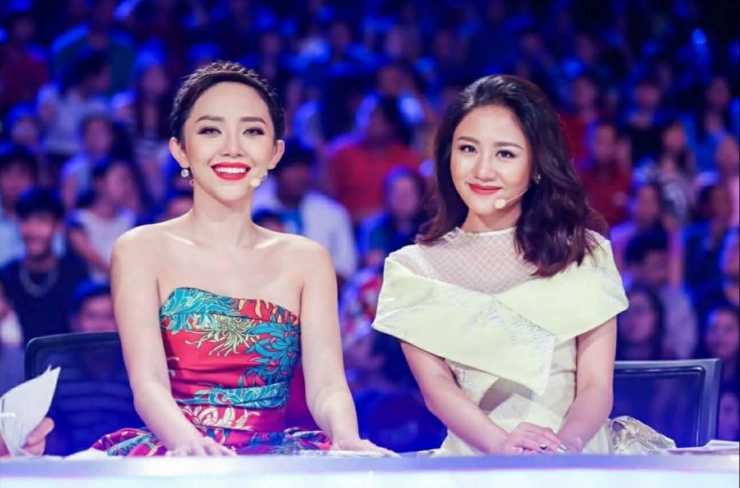 Ca sĩ Tóc Tiên khoe khoảnh khắc ngồi ghế giám khảo cùng ca sĩ Văn Mai Hương trong chương trình Vietnam Idol Kids 2016. Thời điểm bấy giờ, Tóc Tiên gắn liền với mái tóc ngắn cá tính, còn Văn Mai Hương có gương mặt đầy đặn, mũm mĩm. Đầu năm 2016, Văn Mai Hương cũng từng giảm thành công 10 kg, cải thiện vóc dáng thon thả hơn.