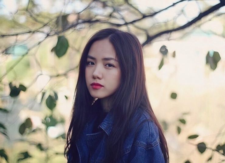 Ca sĩ Phương Ly được khán giả khen xinh đẹp, chuẩn vibe 'nàng thơ' khi khoe loạt ảnh chụp cách đây một thập kỷ. Nếu trước đây giọng ca sinh năm 1990 gắn liền với hình ảnh trắng trẻo, ngọt ngào thì nay, màu da của cô thiên hẳn về gam nâu khỏe khoắn, cá tính. Người đẹp tanning để có làn da nâu óng ả, đổi gu thời trang gợi cảm cùng phong cách trang điểm mang hơi hướng phương Tây.