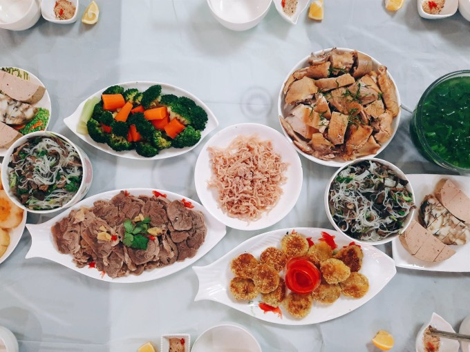 Mâm cơm Việt do chị Huyền tự tay nấu đãi khách. Ảnh: NVCC.