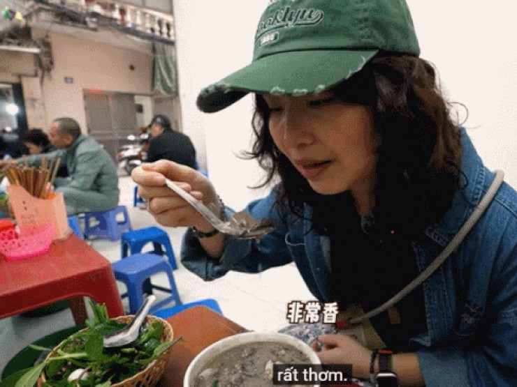 Khách nước ngoài thử món ăn sáng ở Hà Nội, ban đầu sợ, ăn lại nức nở khen ngon