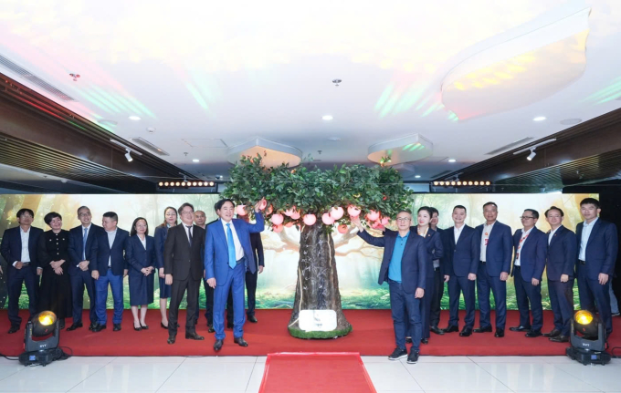 Ban lãnh đạo ngân hàng thực hiện nghi thức thắp sáng Talent Tree. Ảnh: MSB